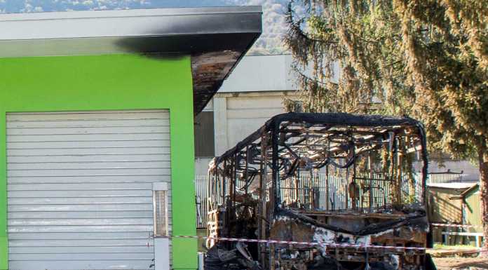 Pullman in fiamme a Taceno, notte di lavoro per i pompieri