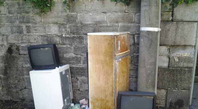 “Negozio di elettronica” in via Varese: abbandonati frigo e tv