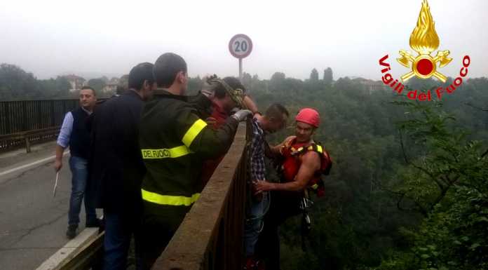 Paderno: minaccia di gettarsi dal ponte, i pompieri lo salvano
