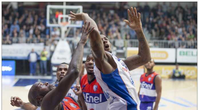 Basket: prima sconfitta in casa del Cantù, battuta dal Brindisi