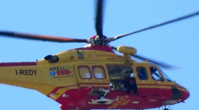 Scivola e cade in un dirupo, escursionista elisoccorso