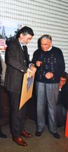 Un'immagine d'archivio: Maggi premiato da Sergio Cofferati, che fu segretario generale della Cgil.