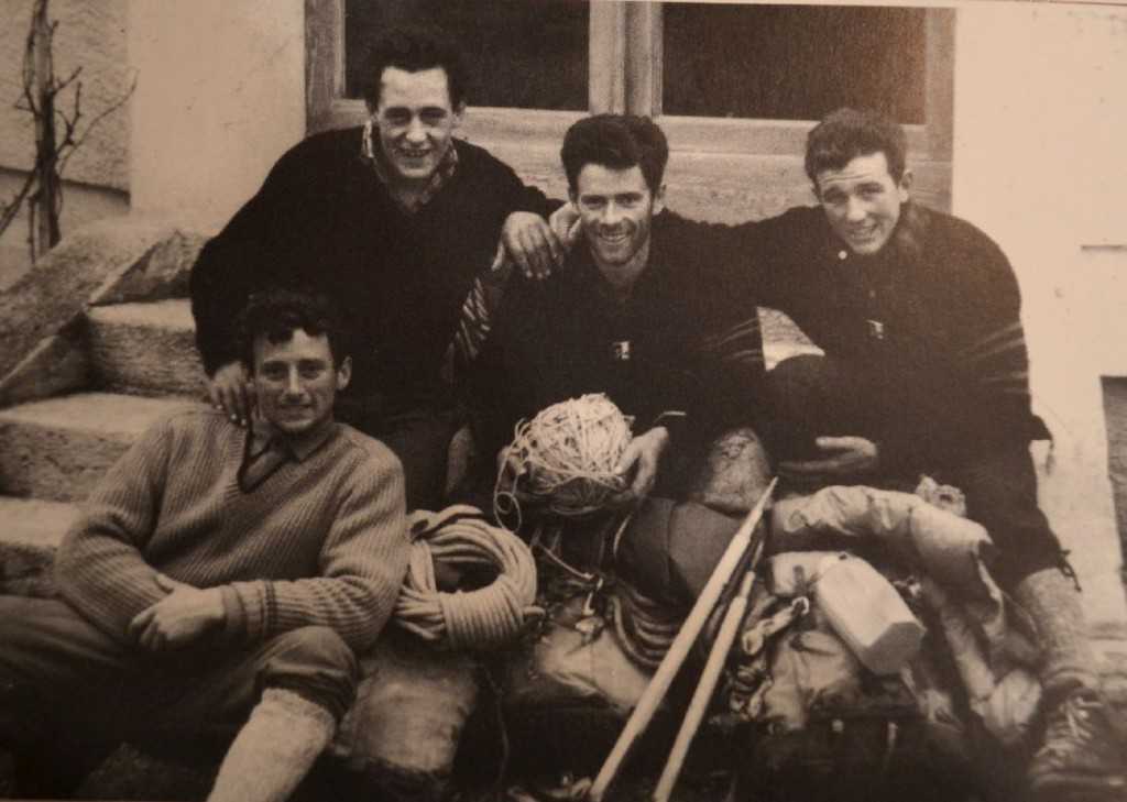 Una foto d'archivio. Giuseppe "Det" Alippi (al centro) con Giuseppe Lafranconi, Pierlorenzo Acquistapace e Andrea Lafranconi dopo un'ascensione alla Cima Ovest di Lavaredo.