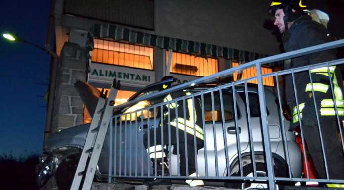 Mandello: con l’auto contro la vetrina di un mini market
