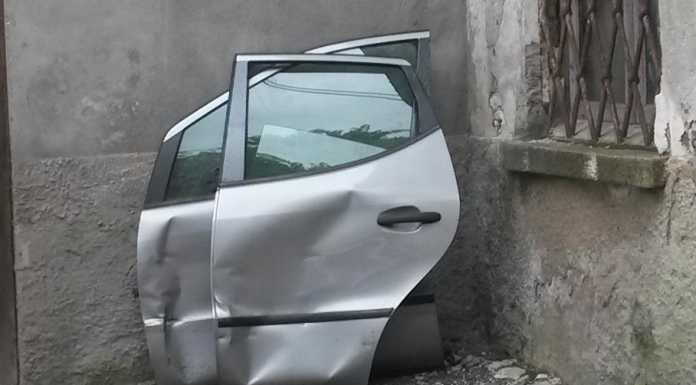 A Laorca rifiuti “speciali”: due portiere abbandonate in strada