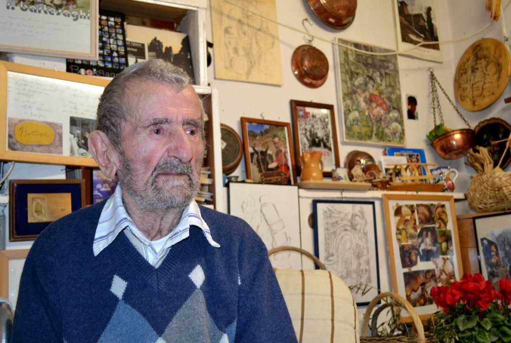 L'artista lecchese Renato Bartesaghi nella sua casa nel rione cittadino di Acquate.