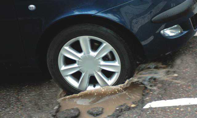 Buca infame in galleria, “strage” di pneumatici e auto KO