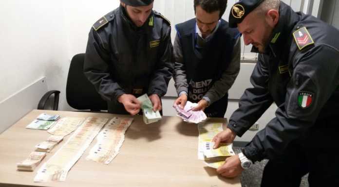 Tenta di passare la frontiera con 54mila €, preso dai Finanzieri