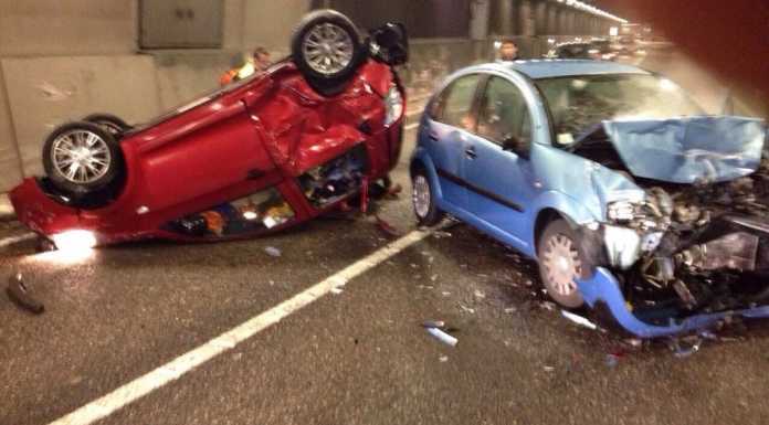 Pauroso ribaltamento sulla nuova Lecco-Ballabio, due feriti