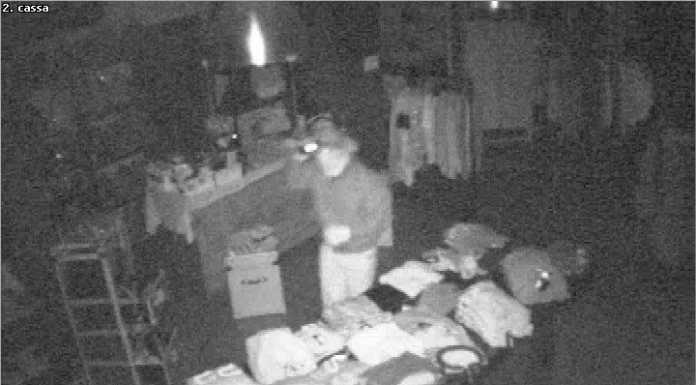 Ladri in negozio e il titolare mette le foto su Facebook