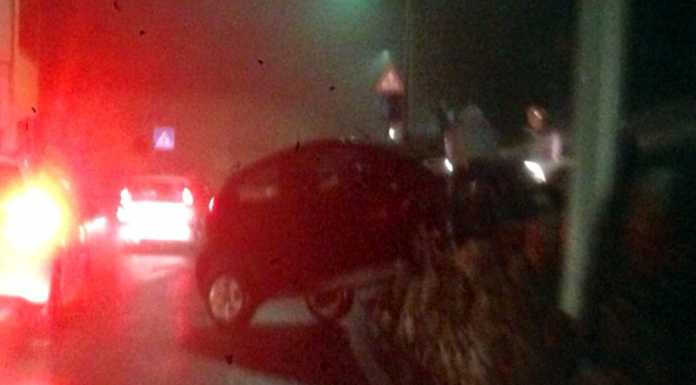 Laorca. Con l’auto in bilico tra via Berni e corso Monte Ortigara