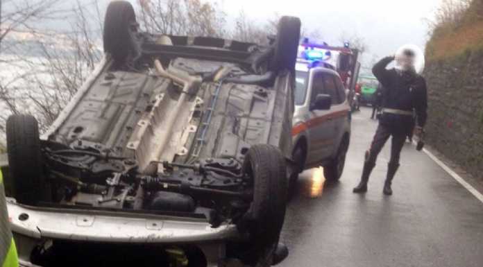 Si ribalta sulla strada per Onno, illeso giovane conducente