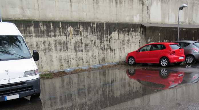 Parcheggio di via Gorizia: 3 posti fuori uso per una pozzanghera
