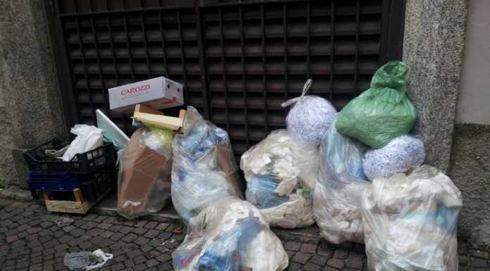 Cambia la raccolta e i rifiuti restano per giorni in centro città