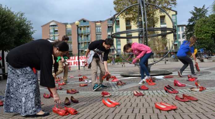 Mandello, messaggi e striscioni contro la violenza sulle donne