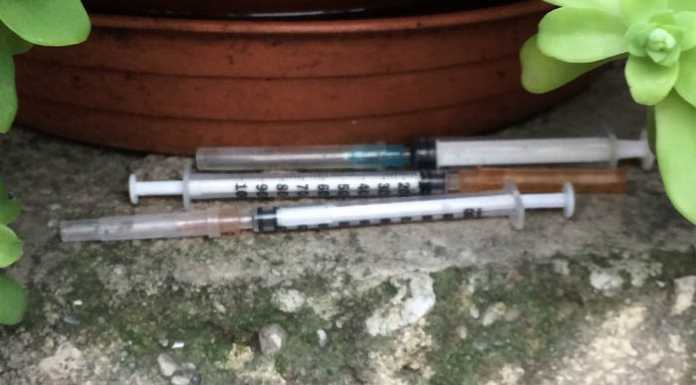 Una manciata di siringhe sulla fontana a un passo dal Tribunale