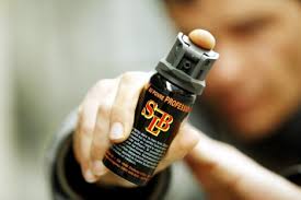 Aggredisce giornalaio con lo spray urticante ma la rapina fallisce