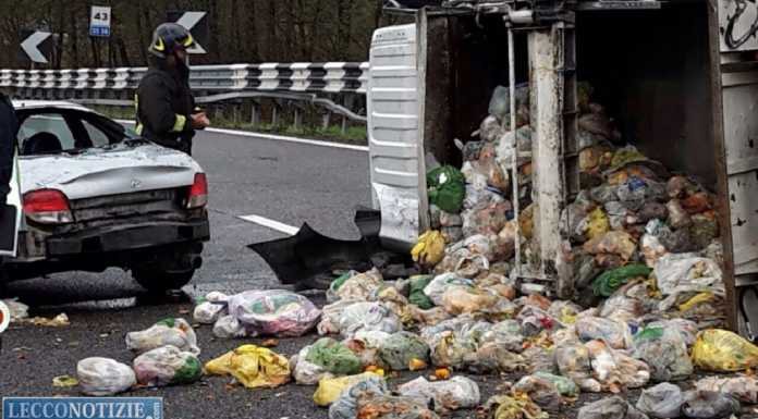 Suello: furgone della spazzatura si ribalta in Statale 36