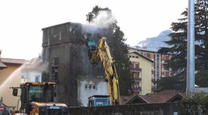 “Mandello che cambia”: abbattuta la torretta in via Oliveti