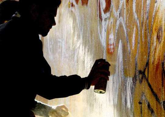 Perledo. Scritte pro Palestina e contro le forze dell’ordine in galleria, denunciati