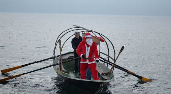 Abbadia, Babbo Natale arriva dal lago con la gerla dei doni