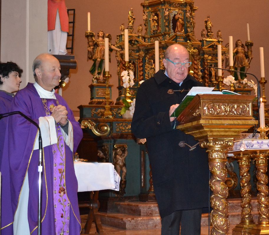 Da sinistra il parroco di Abbadia, don Vittorio Bianchi, e Mario Romano Negri, presidente della Fondazione della provincia di Lecco.