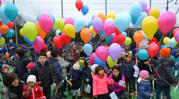 Nel cielo di Abbadia i palloncini con le letterine di Natale dei bimbi