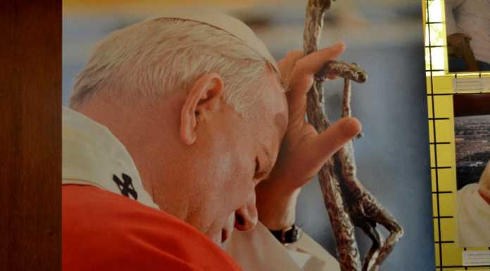 Roncalli e Wojtyla, due Papi santi in mostra all’Airoldi e Muzzi