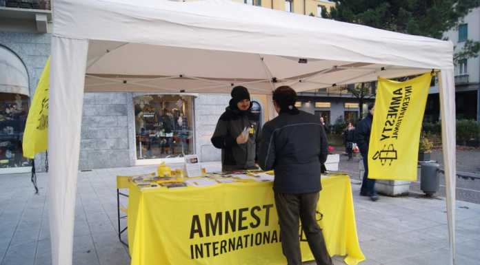 Anche a Lecco la raccolta firme di Amnesty International per i diritti umani
