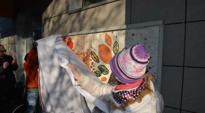 La Biblioteca di Calolzio inaugura il mosaico “tessere invisibili”