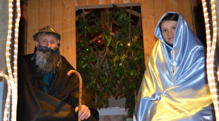 Carri di Natale in sfilata a Mandello tra due ali di folla