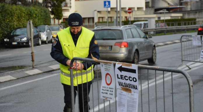 Code a Pescate, il sindaco devia le auto verso il ponte Nuovo