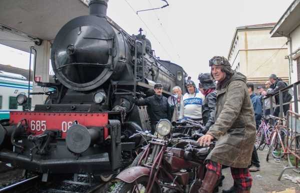 L’insolita sfida tra una Guzzi del 1927 e un treno a vapore