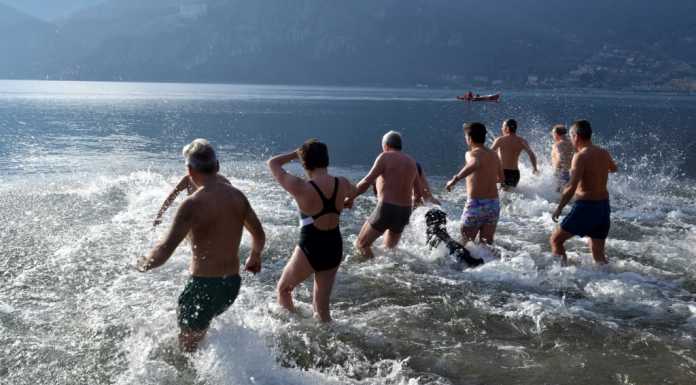 Mandello, Capodanno con tuffo. Il sindaco: “Limitiamo i botti”