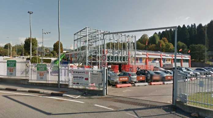 I ladri saccheggiano l’Unieuro di Barzanò, via cellulari e tablet