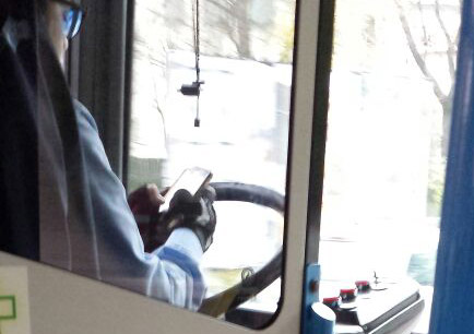 Lecco. “Pizzicato” al telefono mentre guida un bus di linea