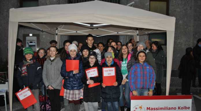 Via Cattaneo anche domenica animata dai canti della Kolbe