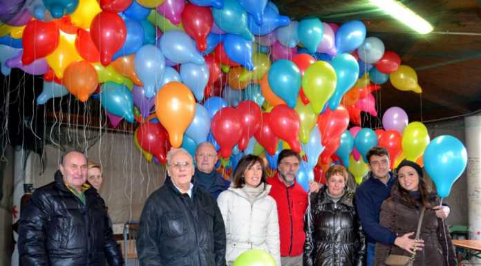 Associazioni in mostra e palloncini: Mandello avvicina il Natale