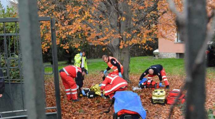 Artigiano schiacciato dal trattore contro un cancello: è grave