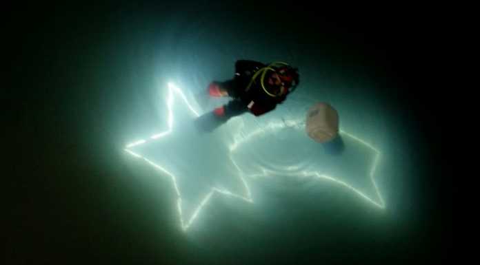 Colico: una stella cometa sott’acqua per augurare buon Natale