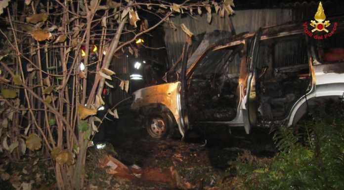 Olginate, nella notte un incendio “divora” un’auto, VVFF al lavoro