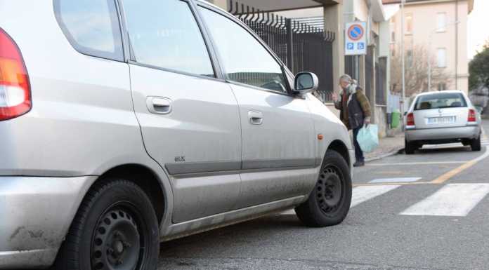 Dervio, vandali tagliano le gomme a sei auto in centro