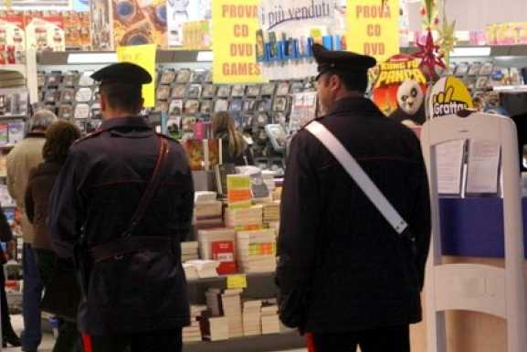 Tentano di rubare cover per cellulari: denunciati due 32enni