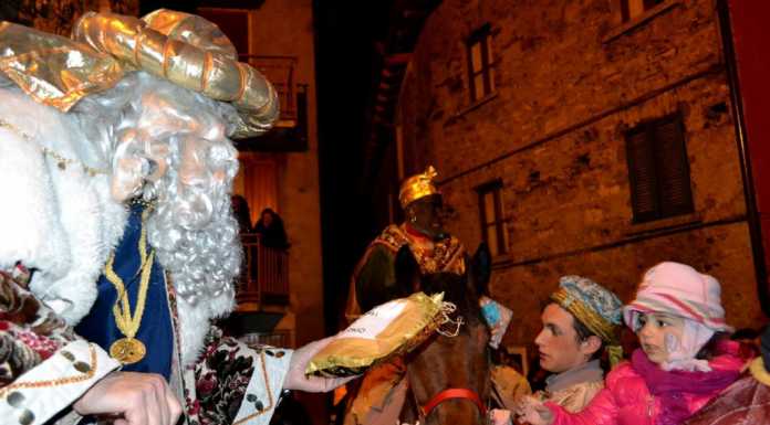 Esino: il presepe vivente e i tre Re regalano doni e… poesia