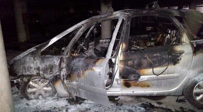 Auto a fuoco in un garage sotterraneo, paura in via Balicco