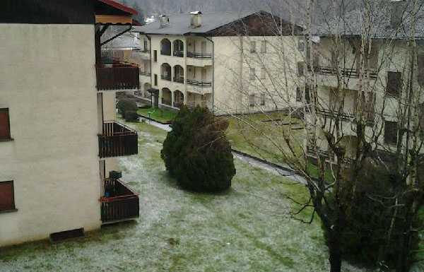 Prati “imbiancati” a Ballabio: non è neve.. è grandine