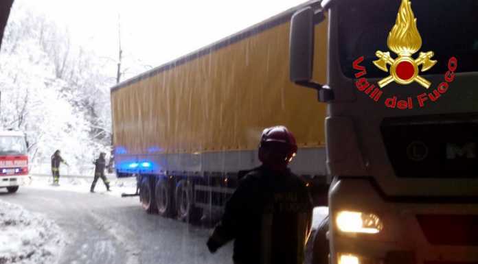Taceno: camion si incastra in galleria, arrivano i pompieri