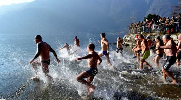 Mandello dà il benvenuto al 2015 con un tuffo nel lago