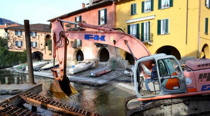 Mandello. “Riva granda”, iniziati i lavori di dragaggio del porto