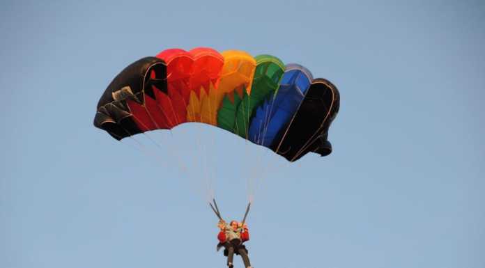 A Lecco la Befana arriva in paracadute: che spettacolo!
